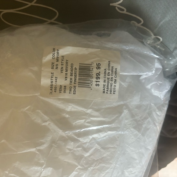 NEW WITH TAGS WEDDING VEIL - Picture 7 of 8